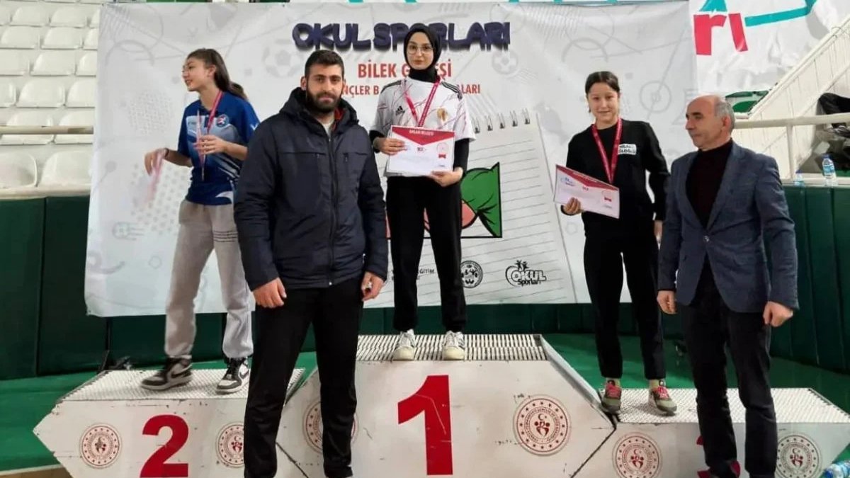 Genç kızlar bilek güreşinde Türkiye finallerinde