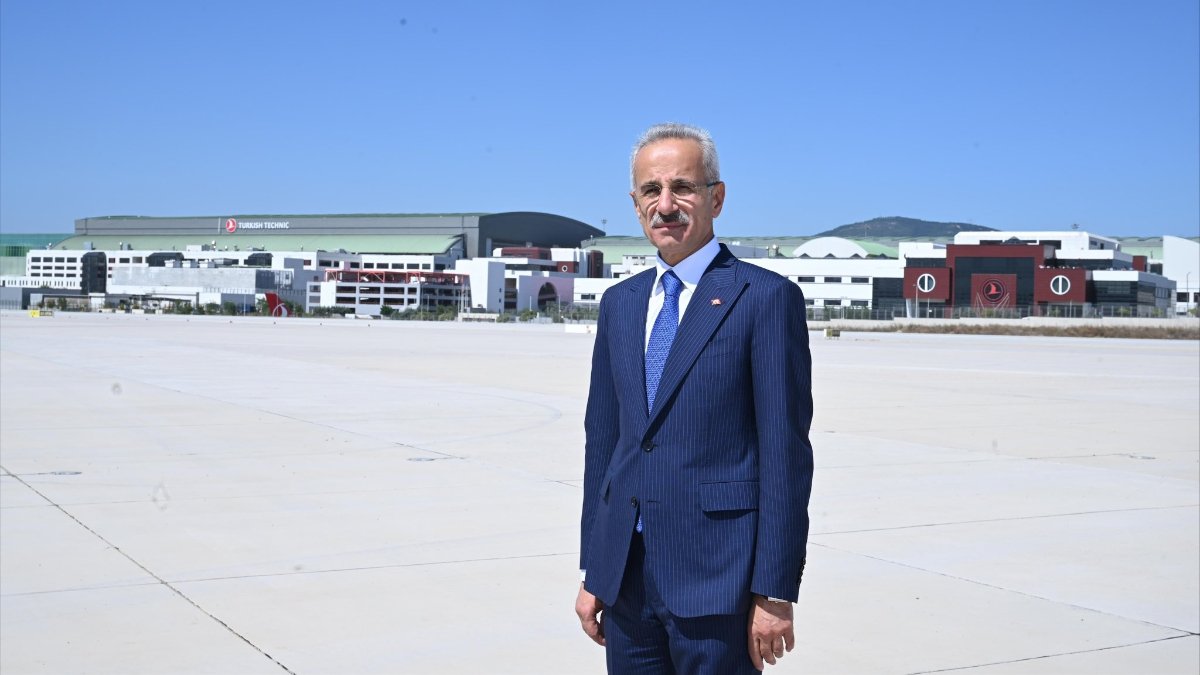 Abdulkadir Uraloğlu'ndan hava trafiği güvende açıklaması: Ekipler 7/24 görev başında