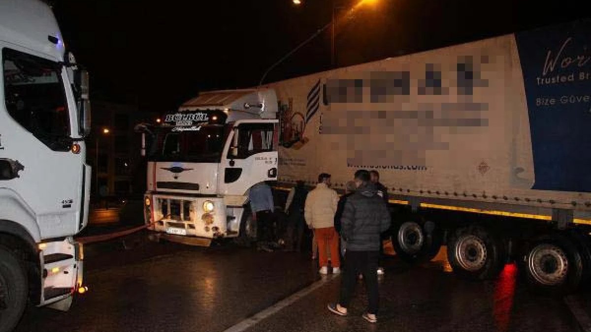 Manisa'da yağışlı havada kayan tır nedeniyle yol kapandı