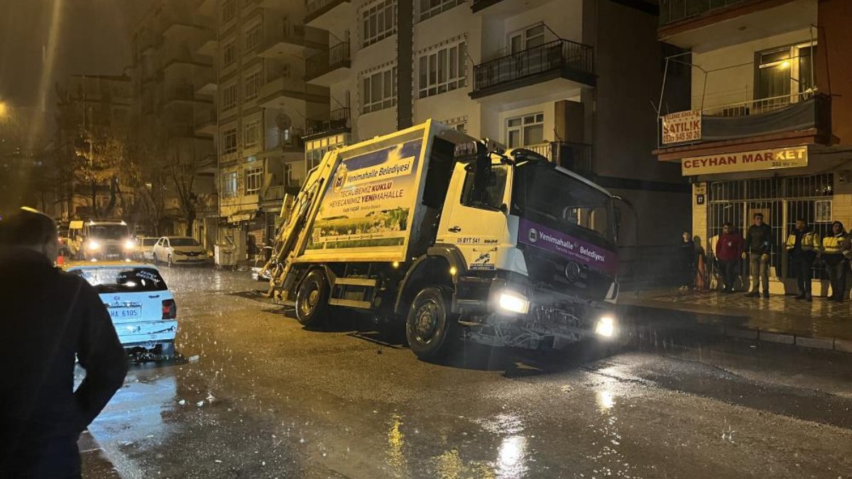 Ankara'da çöp kamyonu çöken yola düştü