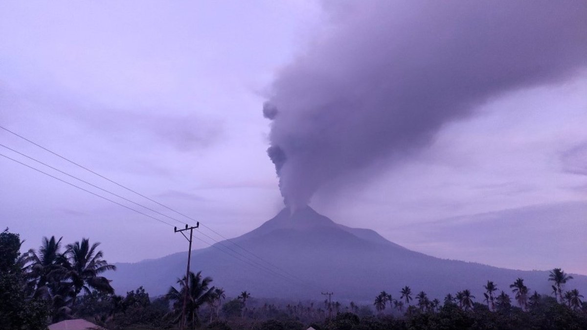 Endonezya'da Lewotobi Laki-Laki Yanardağı patladı
