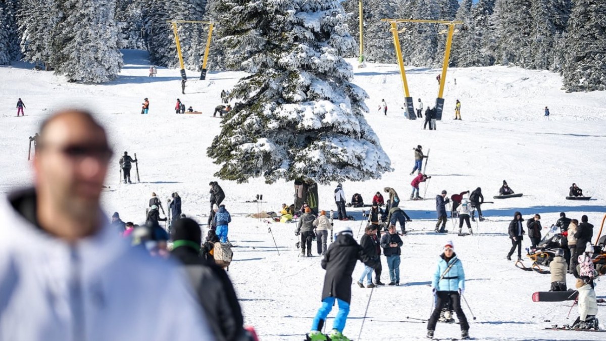 Uludağ'da yağan karla birlikte turist yoğunluğu arttı: Kar kalınlığı 166 santimetreye ulaştı