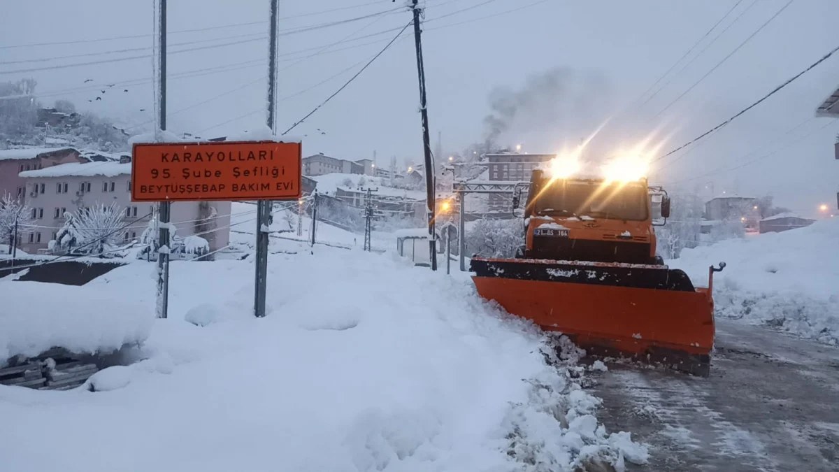 Şırnak'ta kar kalınlığı 1 metreyi aştı! 20 köy yolu kapandı