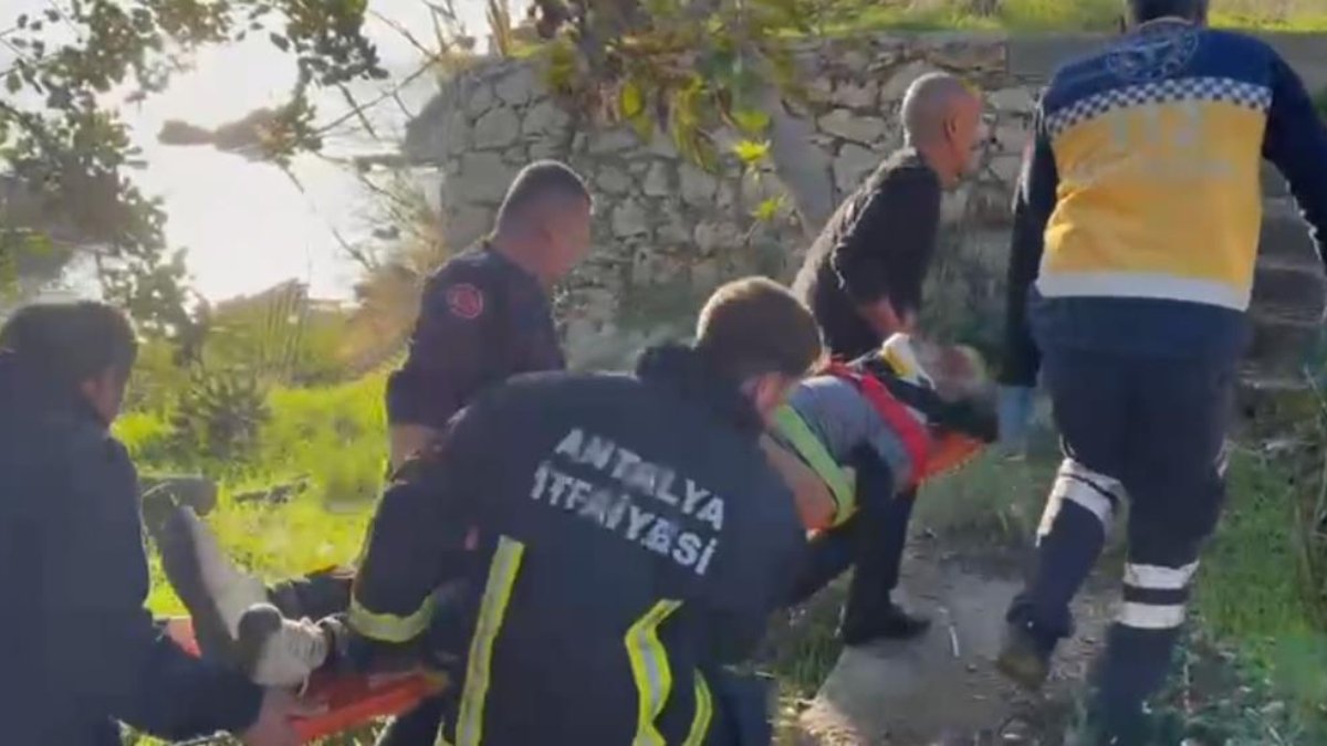 Antalya'da deniz manzarası izleyen kişi, kayalıklardan düştü