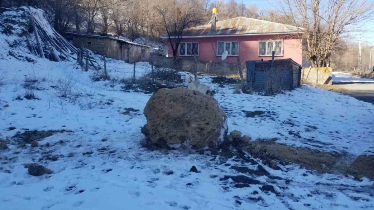 Erzincan'da evler yuvarlanan kayalardan kıl payı kurtuldu