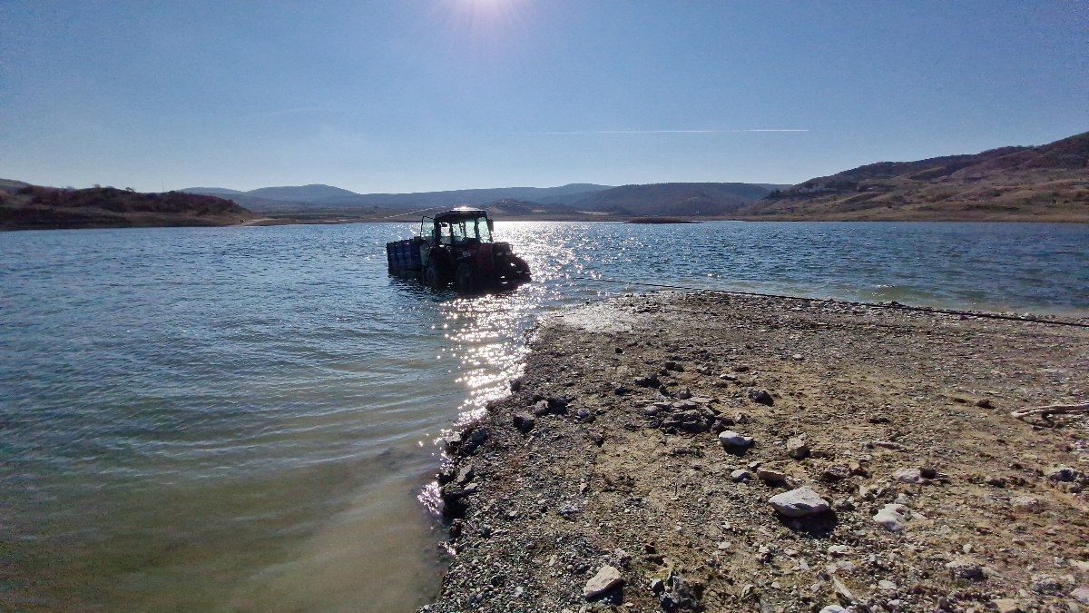 Çorum'da traktörüyle baraj gölünde mahsur kalan sürücü kurtarıldı