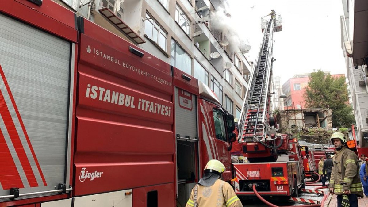 Fatih'te yangın paniği: Yarım saatlik müdahale ile önüne geçildi