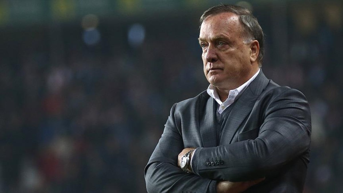 Eski Fenerbahçe teknik direktörü Dick Advocaat'tan şaşırtan imza