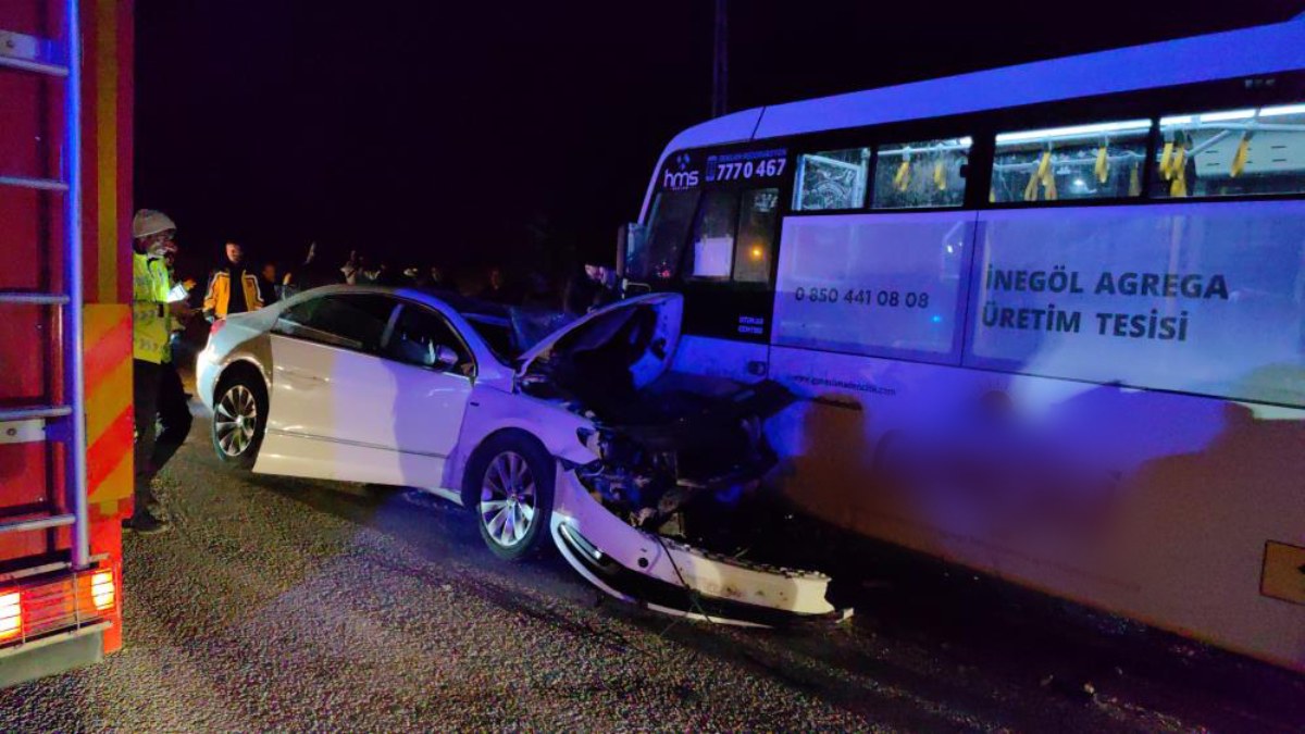 Bursa'da özel halk otobüsü ile otomobilin çarpıştığı kazada 9 kişi yaralandı