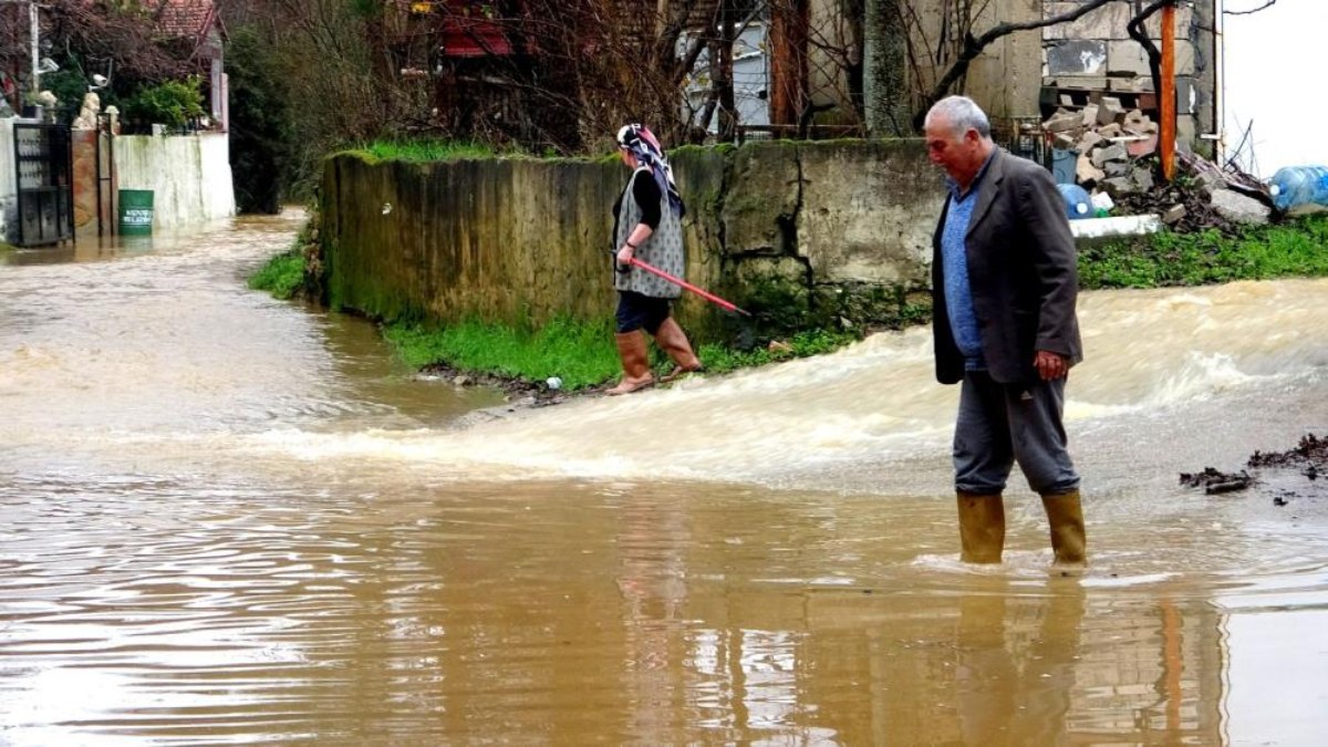 Muğla'da şiddetli sağanak! Cadde ve sokaklarda su taşkını yaşandı
