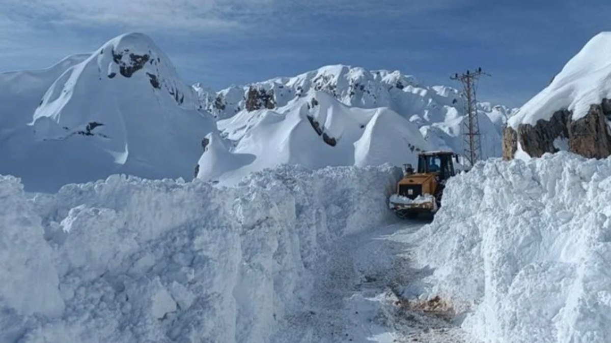 Hakkari'de kar kalınlığı 7 metreye yükseldi