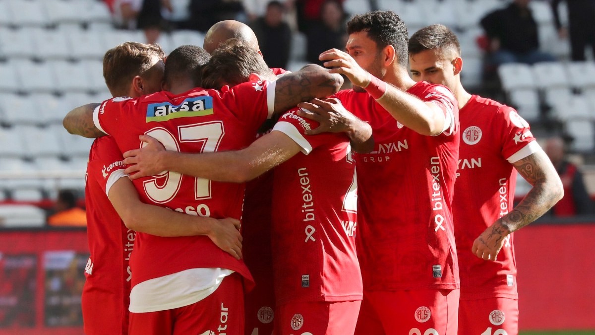 Antalyaspor, geriye düştüğü maçta Pendikspor'u eledi