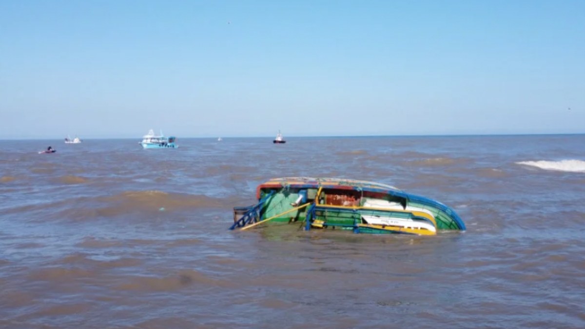 Sakarya'da dalgaların devirdiği teknede 4 kişi ölümden döndü