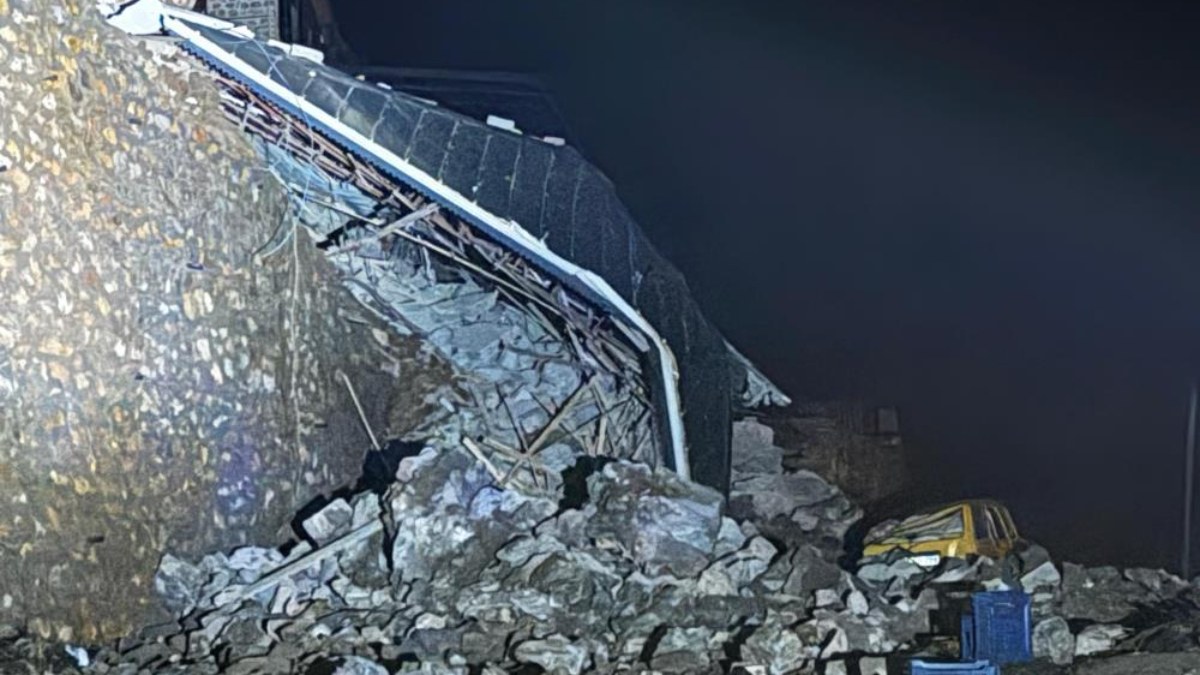 Antalya'yı sağanak vurdu! Önce istinat duvarı ardından 2 katlı inşaat halindeki ev çöktü
