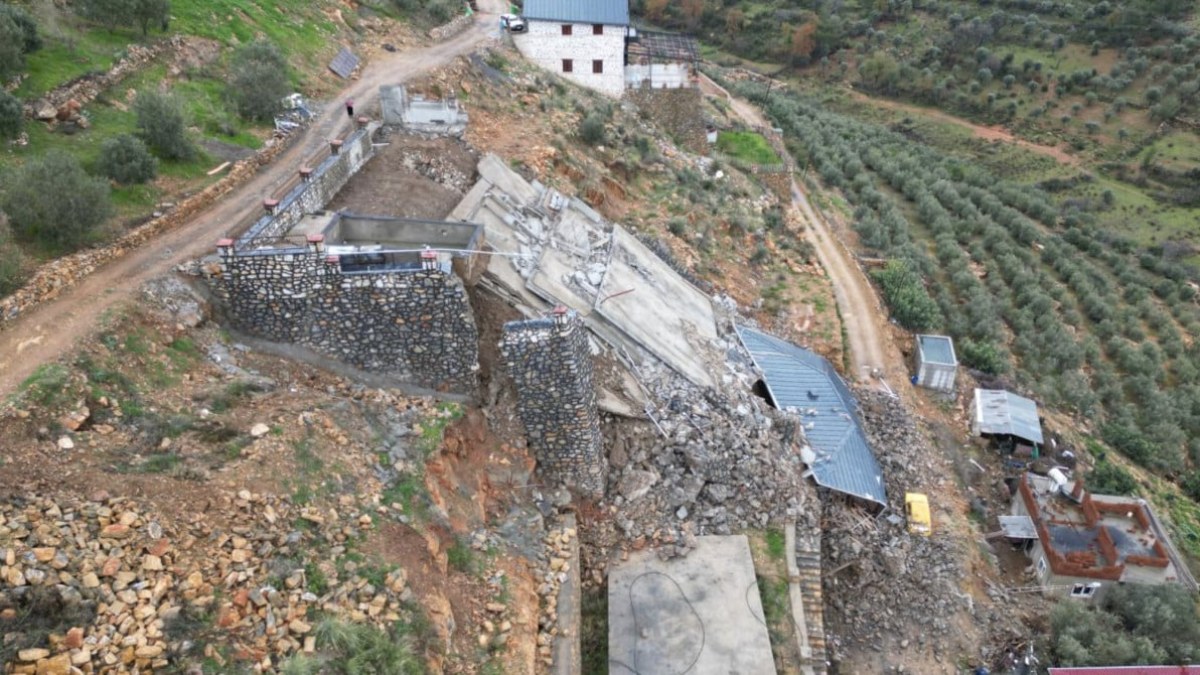 Antalya'da heyelan: 2 katlı ev çöktü