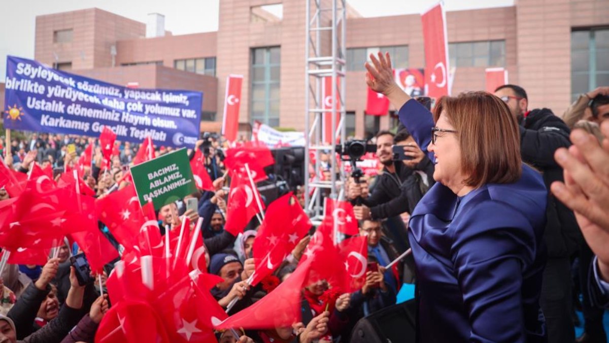 Gaziantep için yeniden aday olan Fatma Şahin şehirde coşkuyla karşılandı