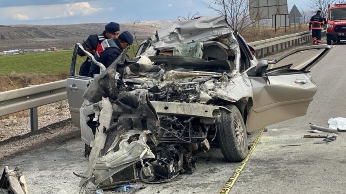 Çankırı'da kamyona çarpan otomobil hurdaya döndü: 1 ölü