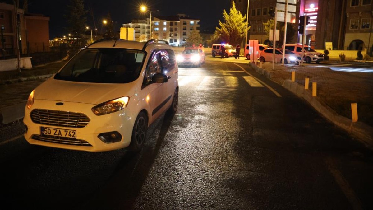 Nevşehir'de dur ihtarına uymayan aracı polis ekipleri ateş ederek durdurdu