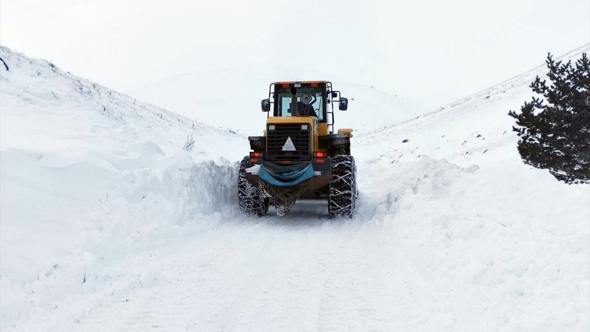 Kars'ta kar kalınlığı 1,5 metreye ulaştı! Köylerde yol açma çalışmaları sürüyor