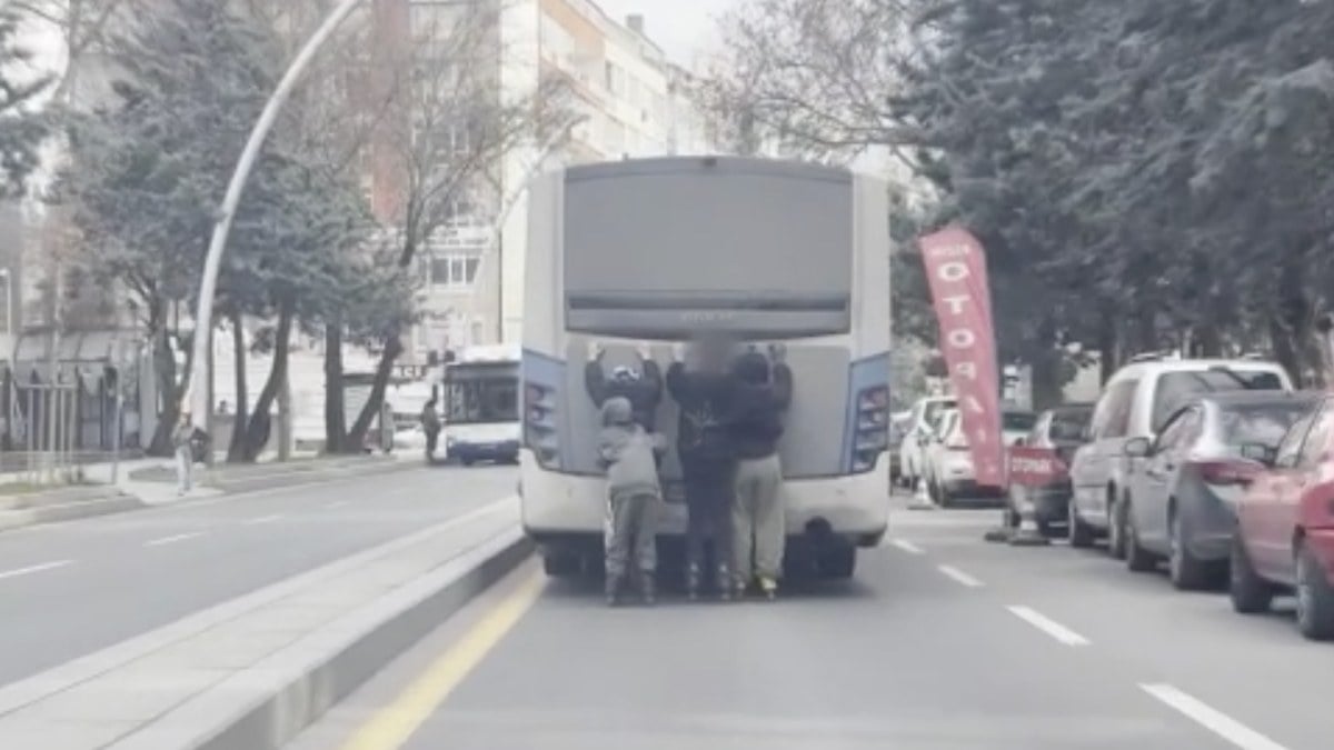 Ankara'da patenli çocuklar seyir halindeki otobüse tutunarak yolculuk yaptı