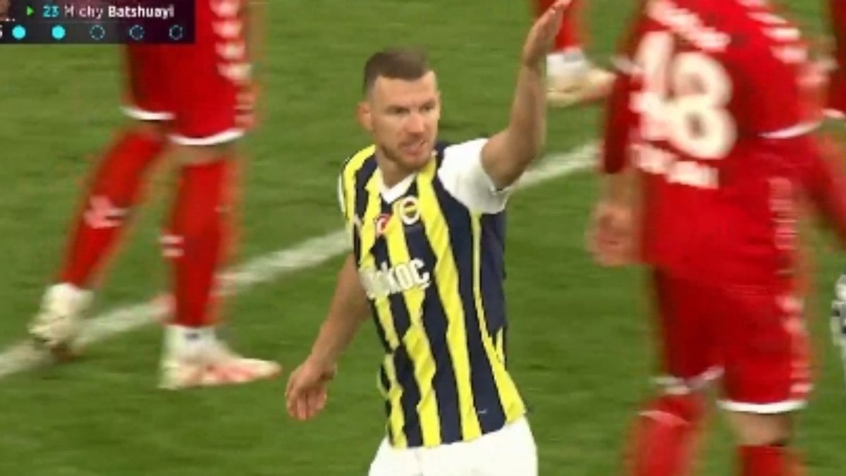 Samsunspor maçında oyundan alınan Edin Dzeko'nun tepkisi gündem oldu