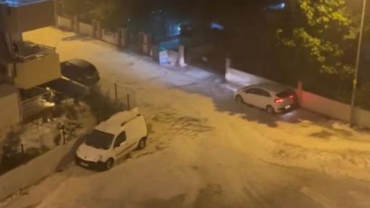 Antalya'da dolu bastırdı: Sokaklar beyaza büründü