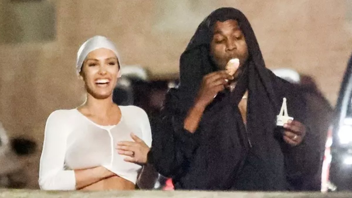 Kanye West, giyimiyle dikkat çeken eşi Bianca Censori'nin özel hallerini paylaştı