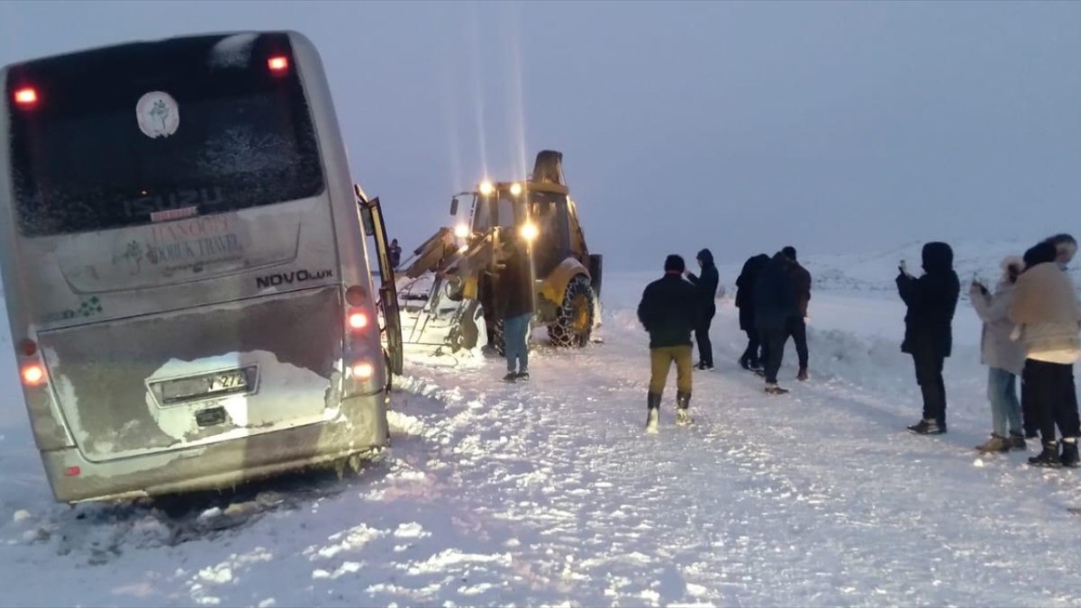 Kars'ta mahsur kalan tur otobüsündeki 30 kişi kurtarıldı