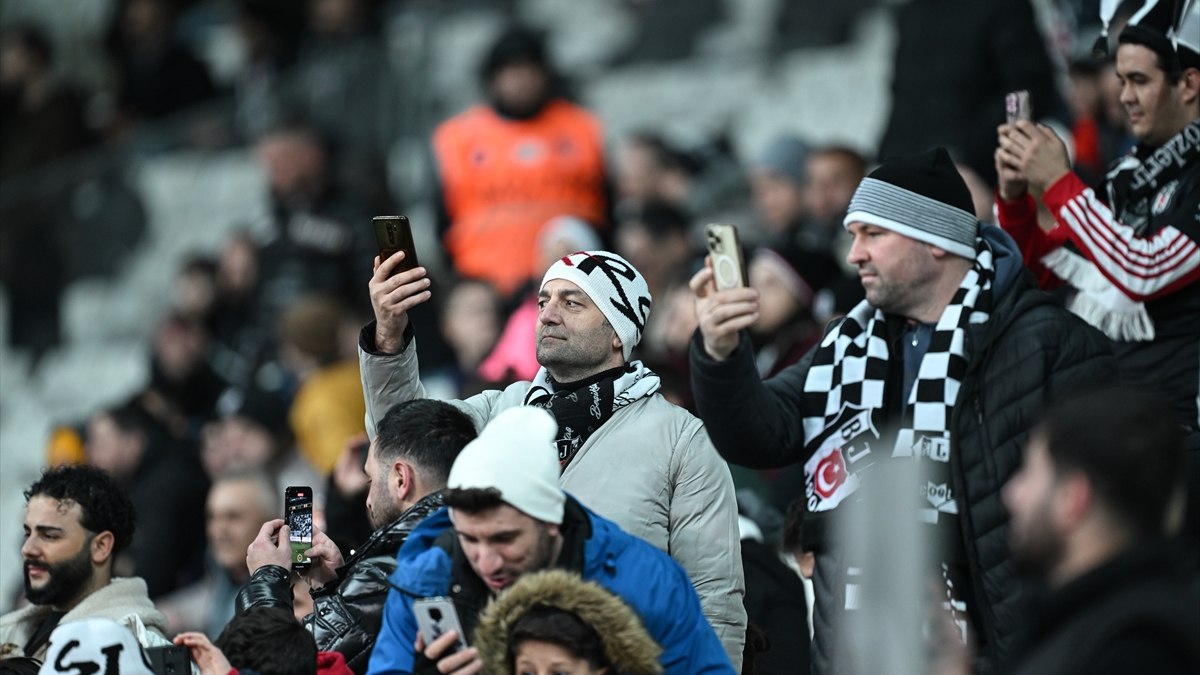 Beşiktaş taraftarından protesto! Hasan Arat transferler nerede?