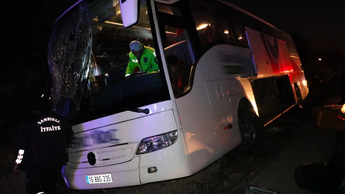 Afyonkarahisar'da otobüsün şarampole devrildiği kazada 6 kişi yaralandı