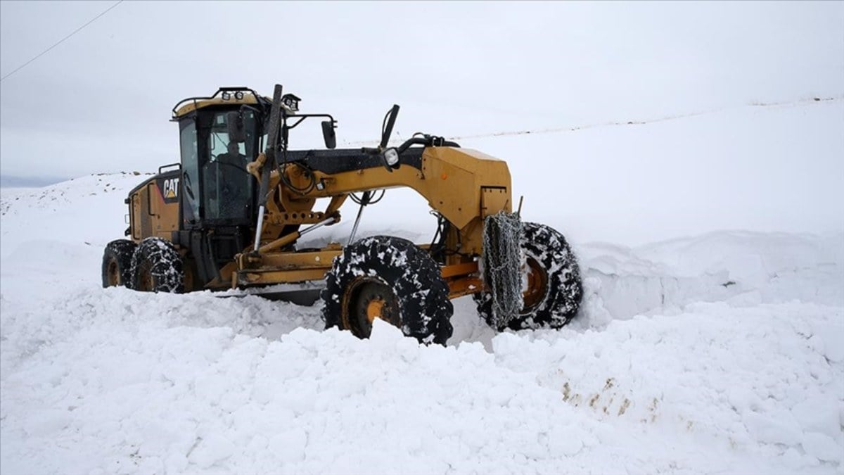 Muş'ta 38 yıldır karla kaplı köy yollarını açıyor