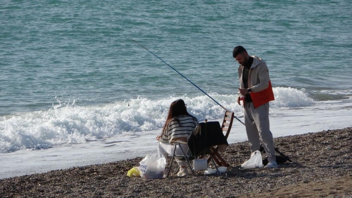 Antalya'da güneş tepede: Vatandaşlar sahile aktı