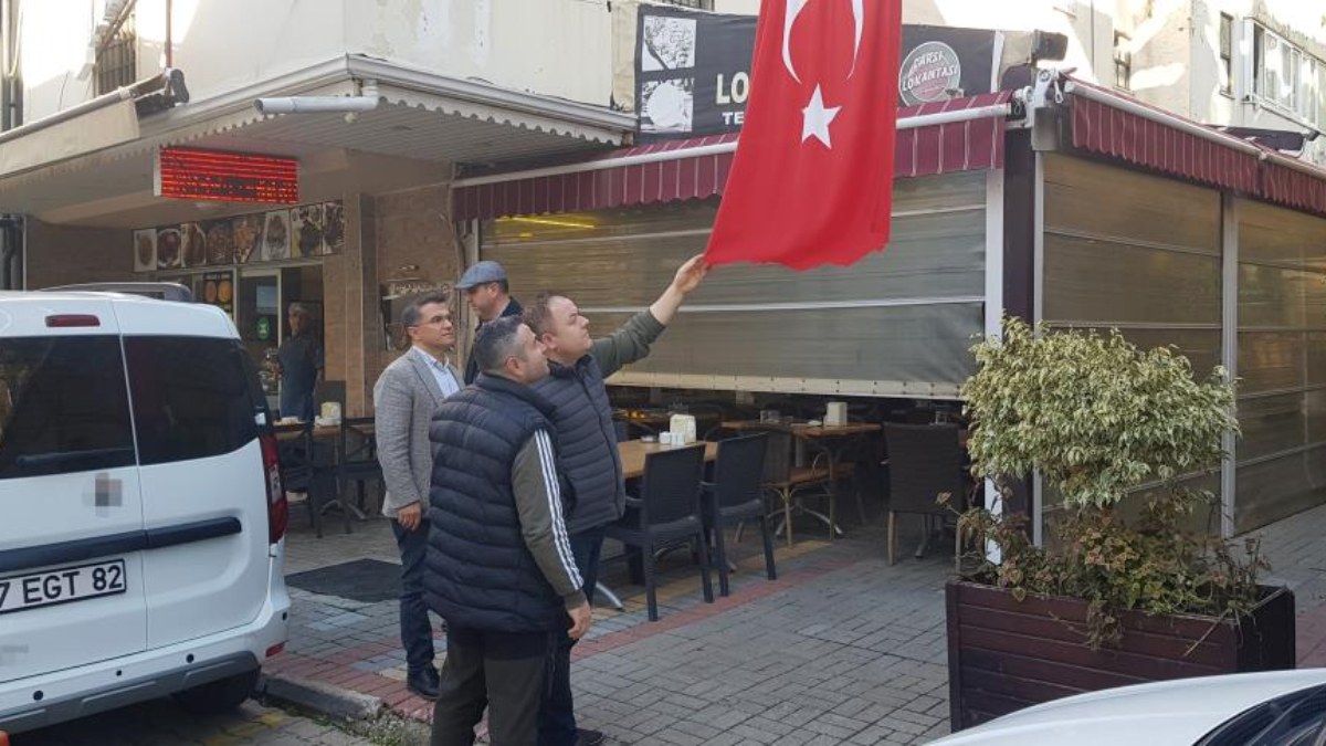 Antalya'da Türk bayrağını bıçakla kesen şüpheli tutuklandı