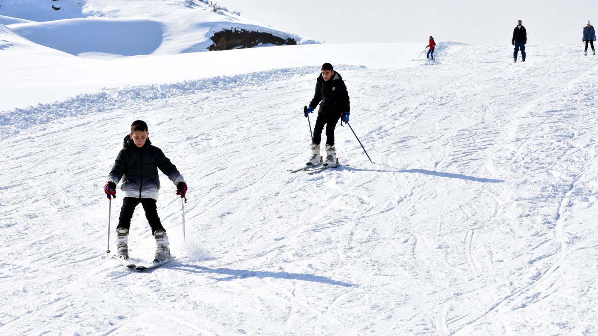 Bitlis'te snowboard keyfi: Yarıyılda en çok çocuklar eğlendi