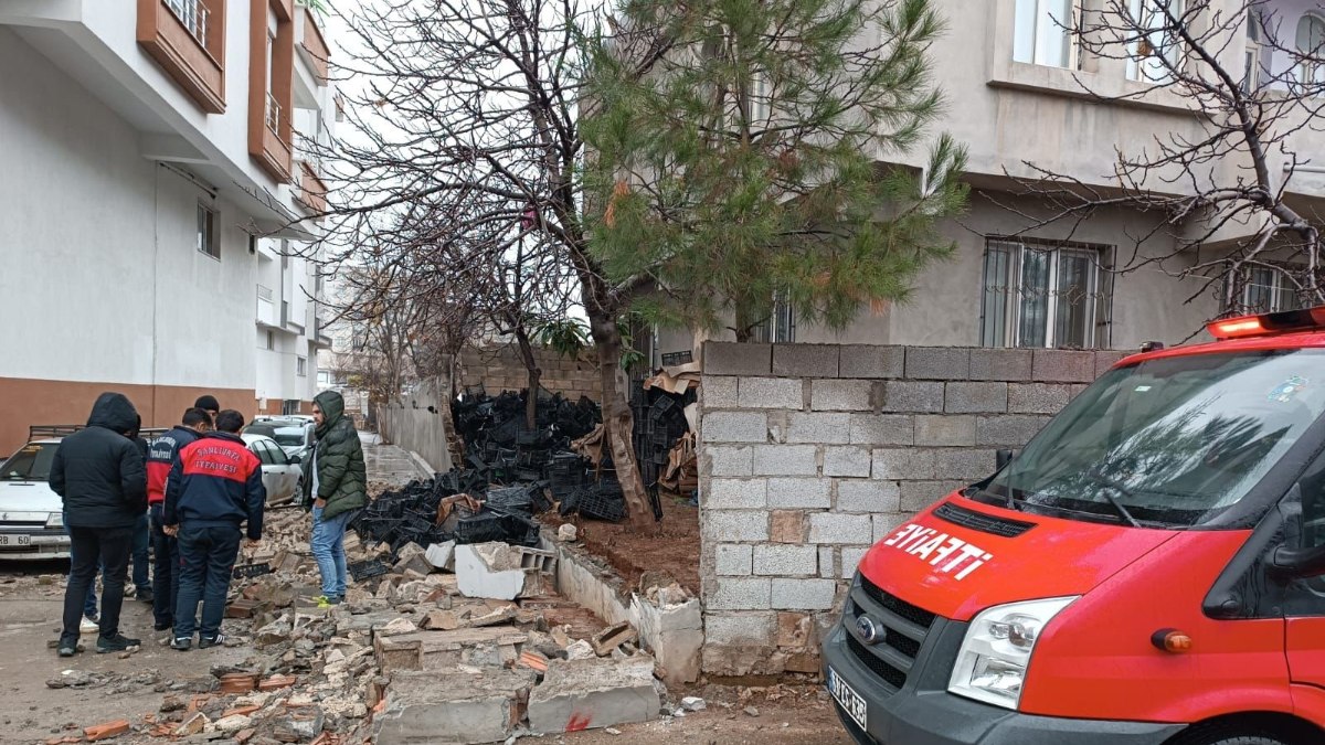 Şanlıurfa'da çöken duvarın altında kalan 2 kardeşten biri öldü