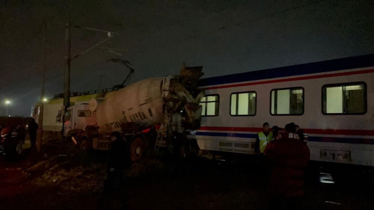 Tekirdağ'da yolcu treninin çarptığı beton mikserinin sürücüsü yaralandı