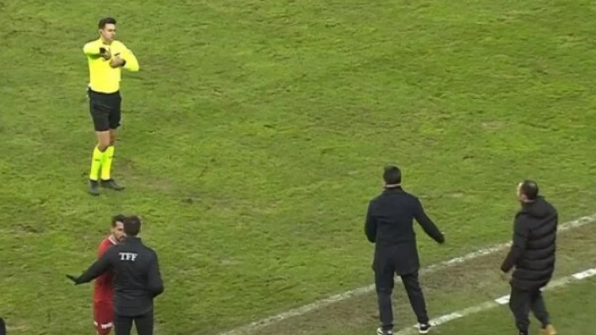 Bülent Uygun, Beşiktaş karşısında kırmızı kart gördü