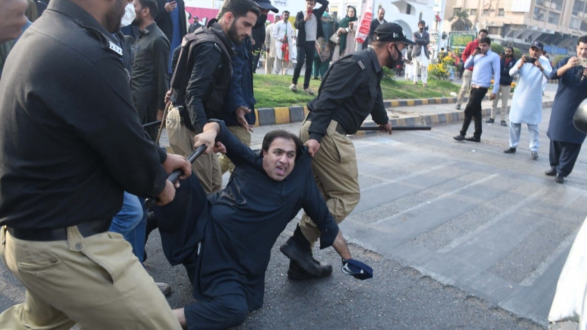 Pakistan’da Imran Khan’ın destekçileri polisle çatıştı: 7 yaralı