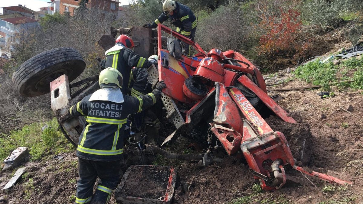 Kocaeli'de uçuruma yuvarlanan vinç yüklü kamyon paramparça oldu: 1 ölü