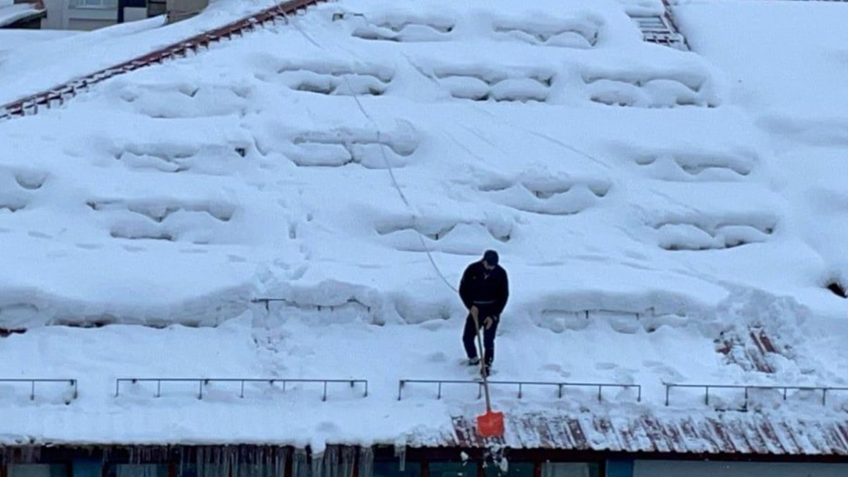 Bitlis'te vatandaş tehlike saçtı: Çatıya çıkıp kar temizliği yaptı