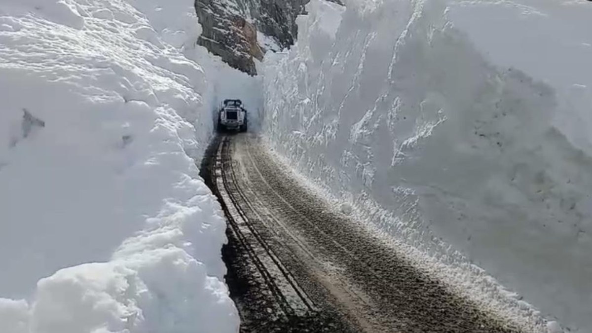 Hakkari'de karla mücadele... 8 metrelik kar tüneli
