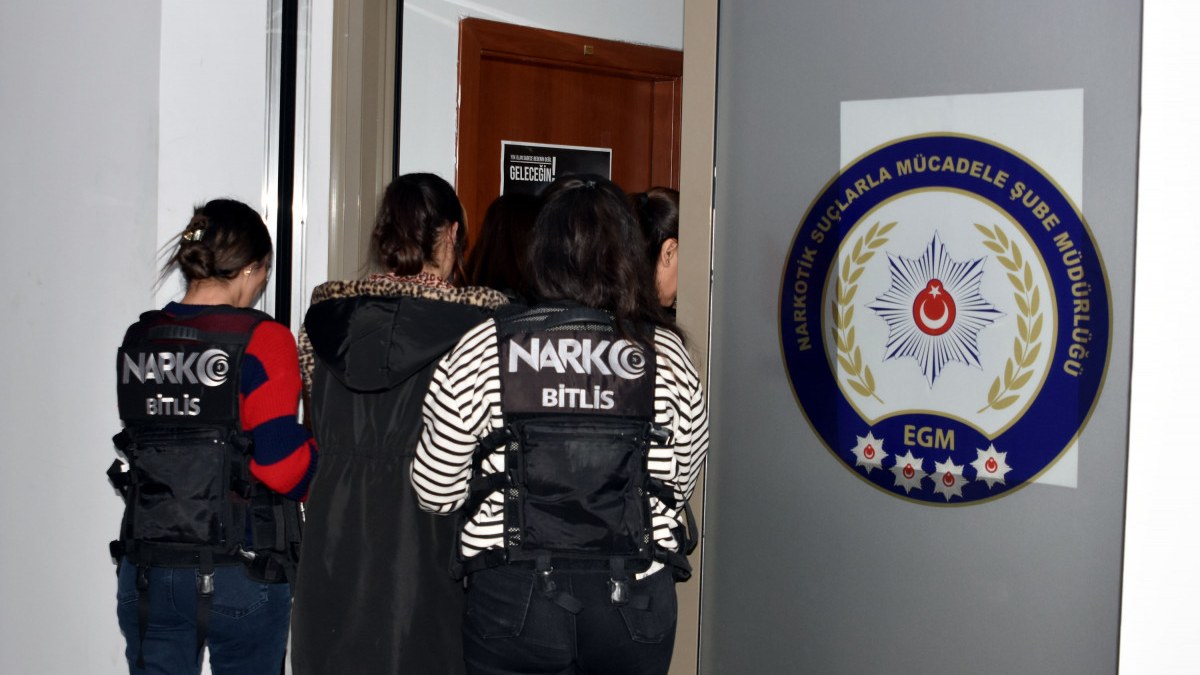 Bitlis'te yabancı uyruklu kadınların vücutlarına sarılı uyuşturucu ele geçirildi