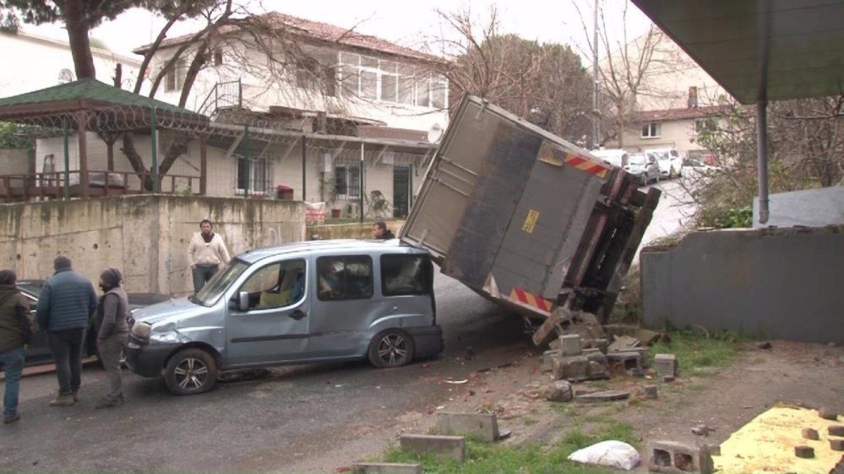 İstanbul'da freni patlayan kamyon ortalığı birbirine kattı