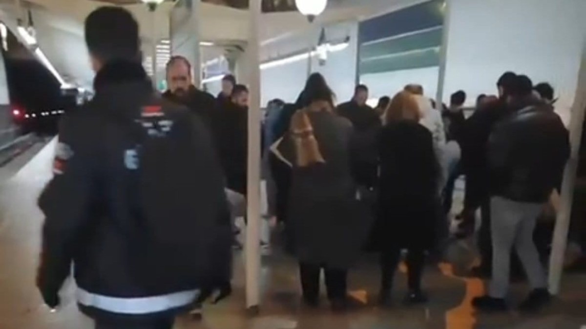 İzmir'de metro istasyonunda yaşanan bıçaklı kavgada 1 kişi öldü
