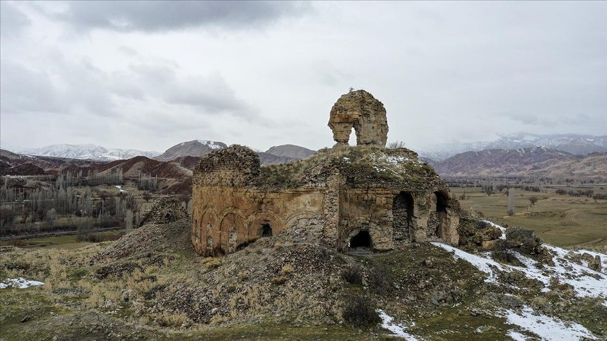 Erzurum'da dağlarla çevrili Bana Kilisesi, turizme kazandırılmayı bekliyor