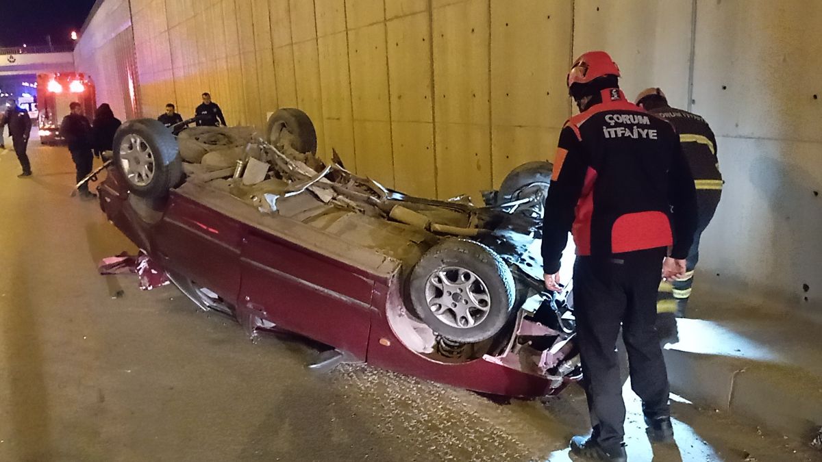Çorum'da otomobil, karşı şeritteki araca çarpıp takla attı: 1 ölü, 3 yaralı