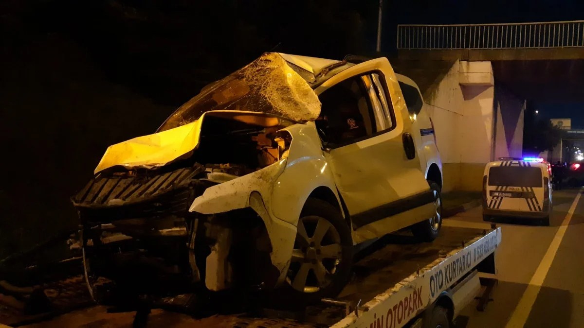 Kocaeli'de hafif ticari aracın otomobile arkadan çarptığı kazada 2'si çocuk 4 kişi yaralandı