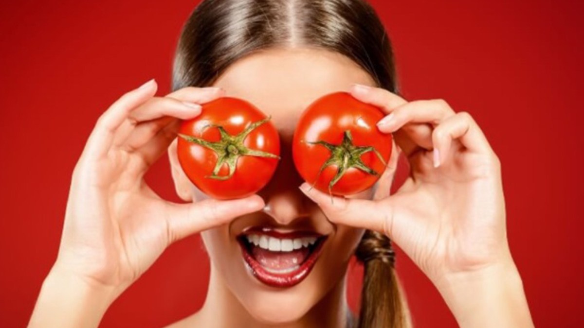 Domatesin mucizevi gücü: Yarım domates sürün, cildinizin porselen gibi oluşunu izleyin…
