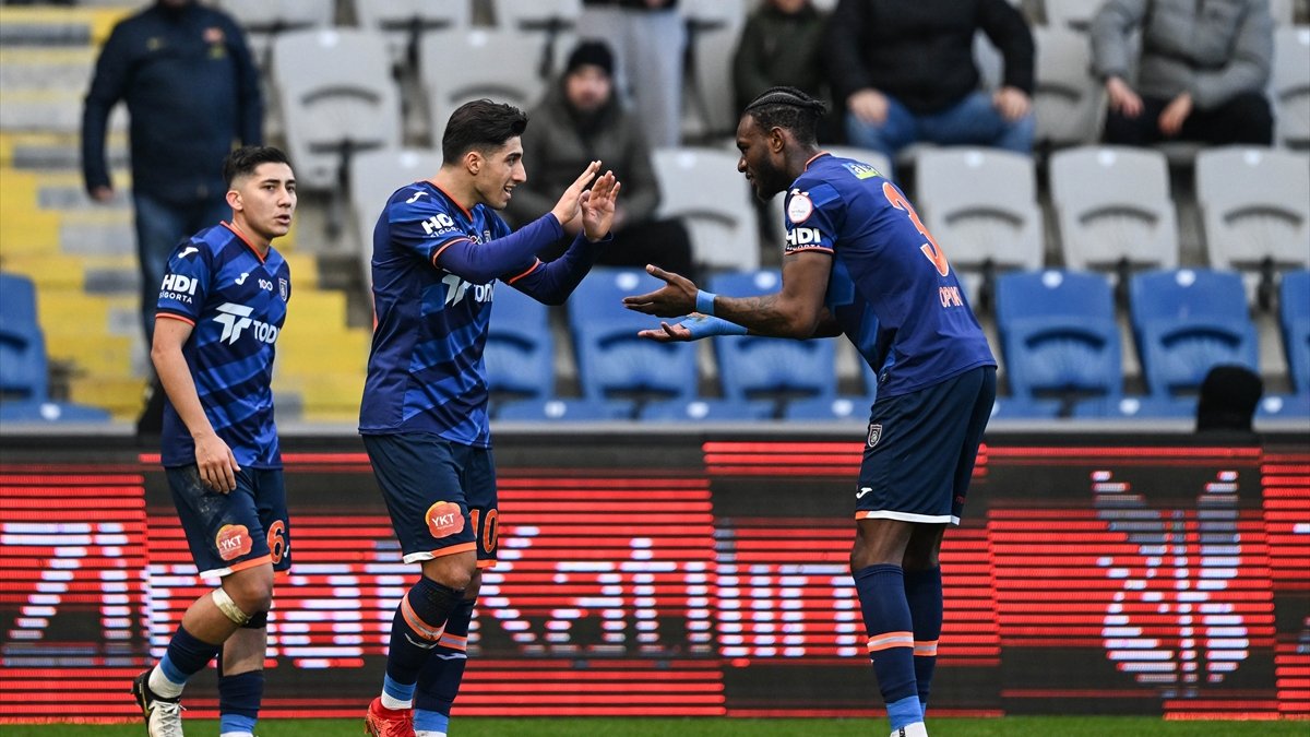 Başakşehir, İstanbulspor'u iki golle geçti