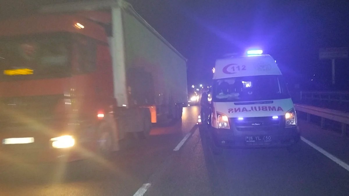 Bursa'da motosiklet devrildi: 2 kişi yaralandı
